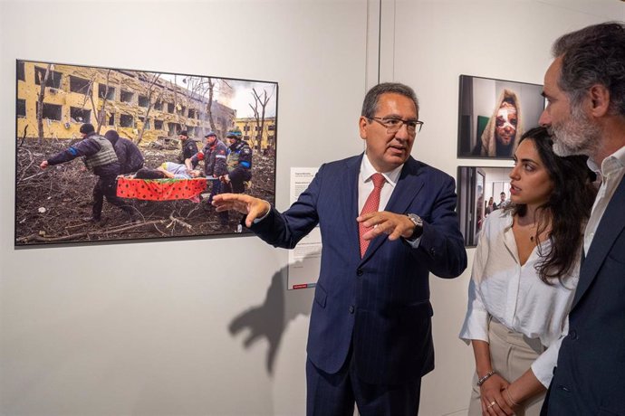 El presidente de la Fundación Cajasol, Antonio Pulido Gutiérrez, (d) conversa con la comisaria de la exposición World Press Photo 2023, Martha Echevarría, (i), a 4 de mayo de 2023, en Sevilla, (Andalucía, España). 