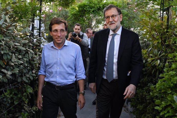 El expresidente del Gobierno Mariano Rajoy (d) participa en un acto con jóvenes del PP de Madrid junto al alcalde de la capital, José Luis Martínez-Almeida (i), en La Terracería.