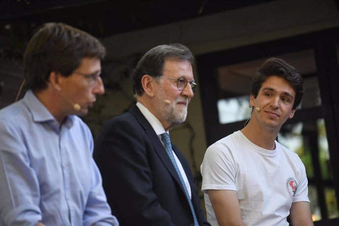 El expresidente del Gobierno Mariano Rajoy (c) participa en un acto con jóvenes del PP de Madrid junto al alcalde de la capital, José Luis Martínez-Almeida (i), y el presidente del NNGG Madrid, Ignacio Dancausa (d).