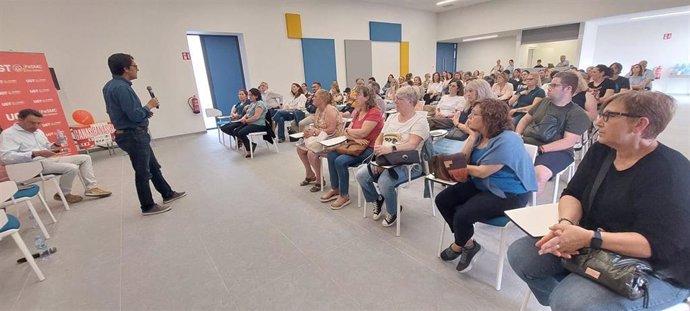 El conseller de Modelo Económico, Turismo y Trabajo, Iago Negueruela, durante su intervención en la asamblea informativa sobre hostelería de UGT en Magaluf