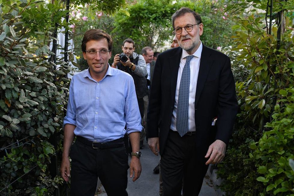 El expresidente del Gobierno Mariano Rajoy (d) participa en un acto con jóvenes del PP de Madrid junto al alcalde de la capital, José Luis Martínez-Almeida (i), en La Terracería, a 4 de mayo de 2023, en Madrid, (España). Martínez-Almeida celebra un 'tar