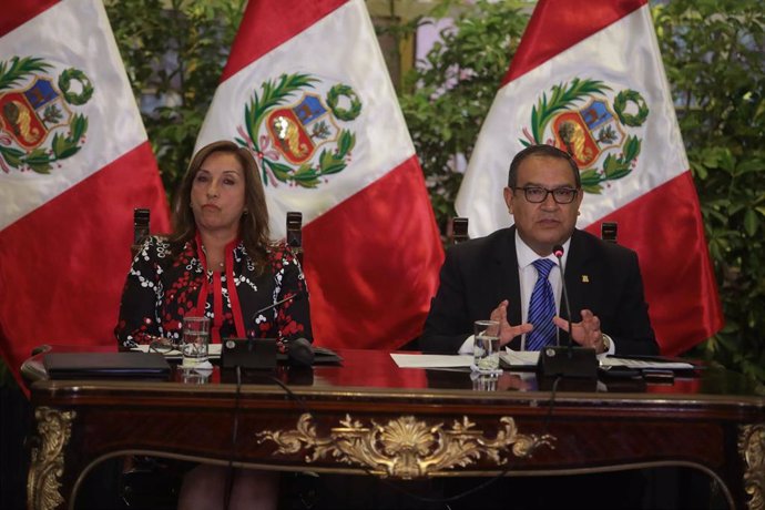 La presidenta de Perú, Dina Boluarte, junto al primer ministro, Alberto Otárola