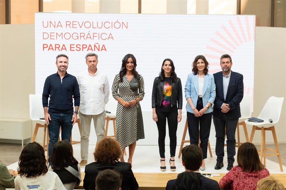 El diputado y viceportavoz nacional de la formación liberal, Guillermo Díaz, el miembro de la Asociación Son Nuestros Hijos, Ricardo Lucas Rodríguez, la vicealcaldesa y candidata de Cs al Ayuntamiento de Madrid, Begoña Villacís, la portavoz de Cs en el 