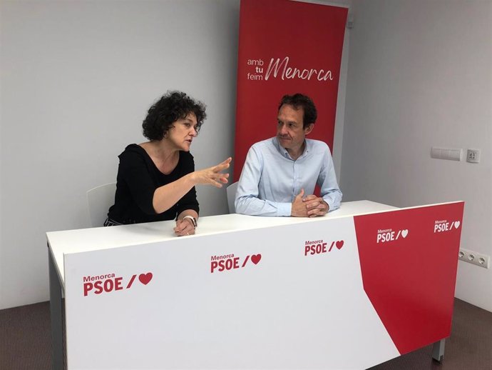 El candidato del PSOE por Menorca al Parlament, Marc Pons, y la número dos de la candidatura, Pilar Carbonero