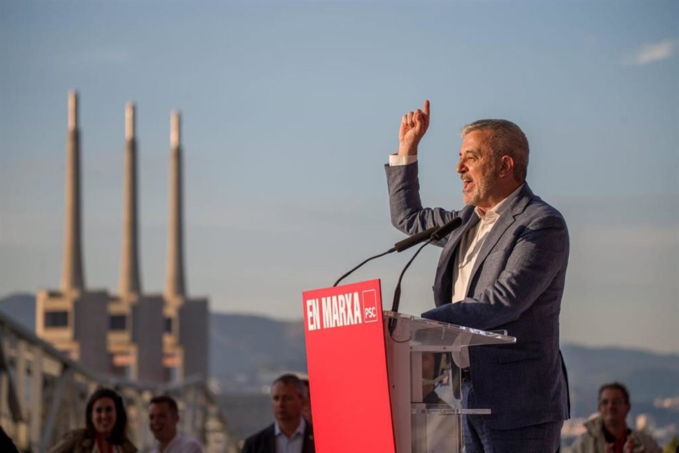 El candidato del PSC a la alcaldía de Barcelona, Jaume Collboni, en un acto este jueves en el Parc del Frum junto al presidente del Gobierno, Pedro Sánchez, y la alcaldesa de Sant Adri de Bess, Filo Cañete.