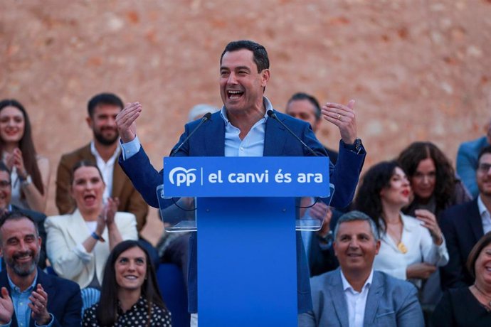 El presidente de la Junta de Andalucía, Juanma Moreno, interviene durante un acto del PP de Baleares, a 28 de abril de 2023, en Campos, Mallorca, Baleares (España).