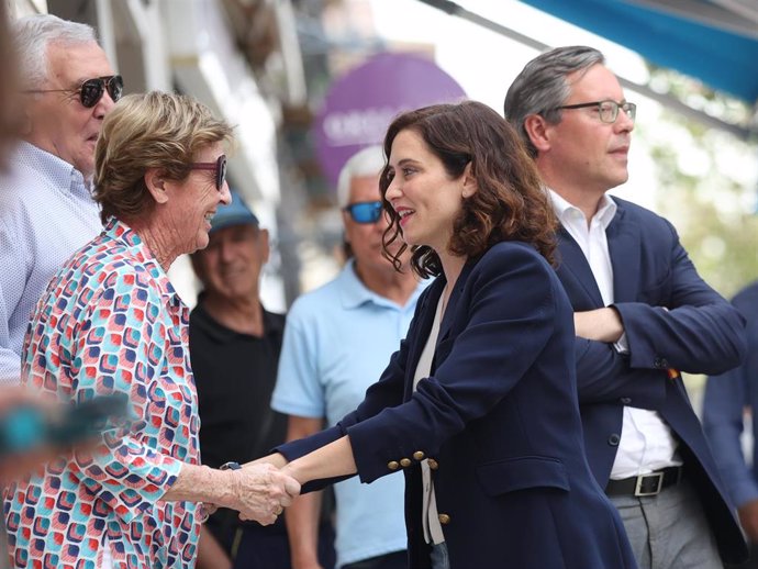 La presidenta de la Comunidad de Madrid y del PP de Madrid, Isabel Díaz Ayuso (2d), saluda a su llegada a un almuerzo con afiliados y simpatizantes del partido en Aranjuez, a 3 de mayo de 2023, en Aranjuez, Madrid (España). 