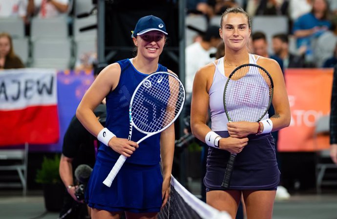 Archivo - Iga Swiatek y Aryna Sabalenka