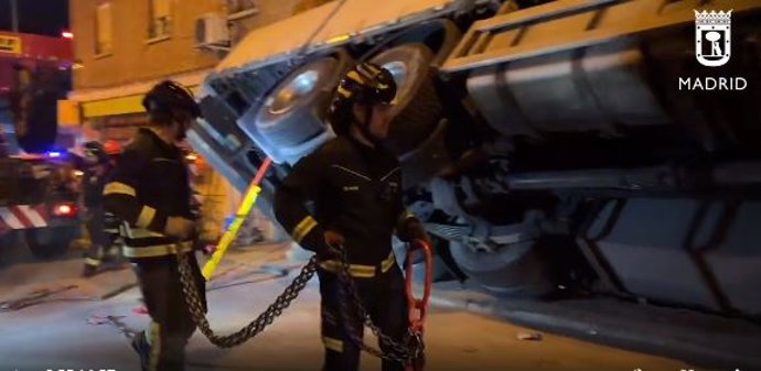 Camión volcado en un calle de Tetuán