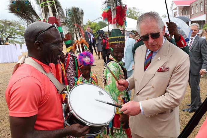 Archivo - El entonces príncipe Carlos durante un tour por el Caribe en 2019