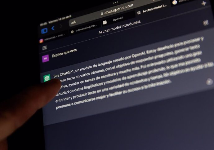 La página web de ChatGPt en una tablet, a 14 de abril de 2023, en Madrid (España). La Agencia Española de Protección de Datos ha iniciado de oficio actuaciones previas de investigación a la empresa estadounidense OpenAI, propietaria del servicio ChatGPT