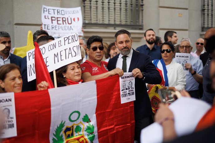 El líder de VOX, Santiago Abascal, apoya los manifestantes que participan en una protesta frente al Congreso de los Diputados, contra la visita del presidente de Colombia a España, a 3 de mayo de 2023, en Madrid (España). Los manifestantes han protestad