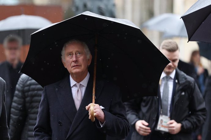 Archivo - 31 March 2023, Hamburg: UK King Charles III takes part in a wreath-laying ceremony at the St. Nikolai memorial. At the end of their three-day trip to Germany, the British king and his wife visit the Hanseatic city of Hamburg. Photo: Adrian Den
