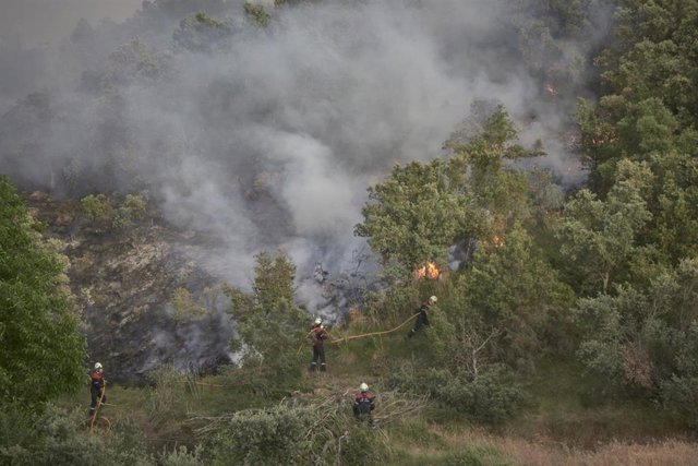 Varios bomberos apagan el fuego en la zona de Ujué el 19 de junio de 2022