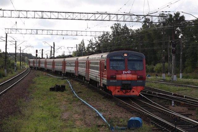 Archivo - Un tren llega a la estación de Sosonovo, en la región de Leningrado, en Rusia