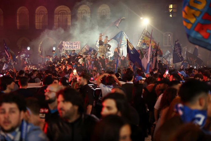 May 6, 2023, Napoli, Italia: Foto Alessandro Garofalo/LaPresse 05 Maggio 2023 Napoli, Italia sport calcio   -  Scudetto, Serie A TIM 2022/2023 - Festa scudetto, Napoli campione d'Italia - La festa a Napoli - Nella foto: tifosi Napoli festeggiano al Mura