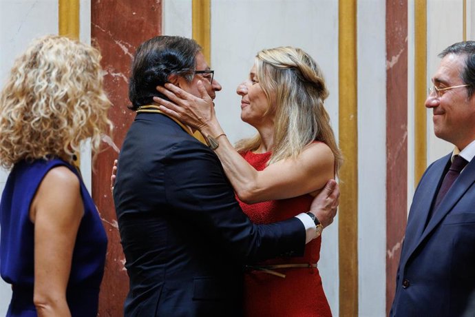 El presidente de la República de Colombia, Gustavo Francisco Petro Urrego, saluda a la vicepresidenta segunda y ministra de Trabajo y Economía Social, Yolanda Díaz, a su llegada al Congreso de los Diputados, a 3 de mayo de 2023, en Madrid (España).