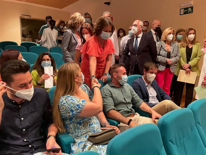 García saluda a asistentes al acto de despedida de los MIR en el Hospital Alto Guadalquivir.