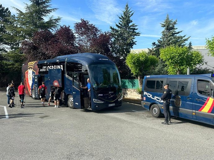 Policía Nacional compañando a Osasuna en su salida hacia el aeropouerto