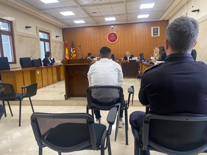 Acusado de cortar la cara a un hombre con una botella a la salida de una discoteca