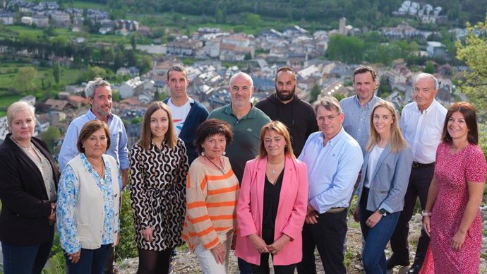 La alcaldesa de Biescas por el PAR y candidata a la reelección, Nuria Pargada, con toda la candidatura del PAR.