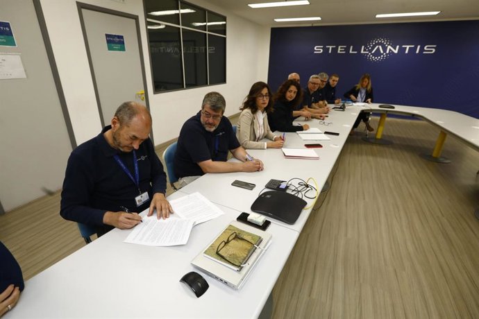 Firma del nuevo convenio colectivo de Stellantis.