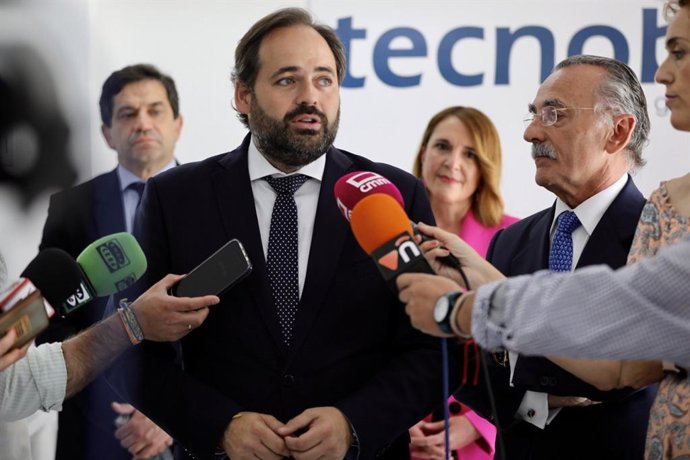Paco Núñez visita la empresa 'Tecnobit' en Valdepeñas.