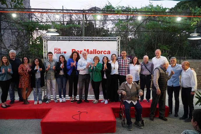 Foto de familia de la presentación de la candidatura de Jaume Mateu (PSIB) a la alcaldía de Sóller.