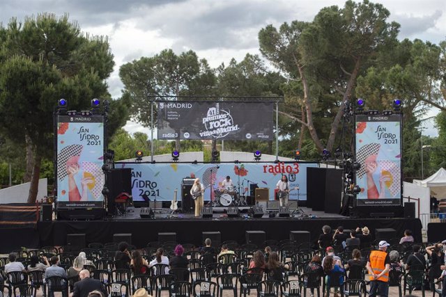 Archivo - Componentes del grupo Rayo actúan tras conocer que han sido una de las ganadoras en la 41ª edición de los Premios Rock Villa de Madrid en las Fiestas de San Isidro, a 15 de mayo de 2021.