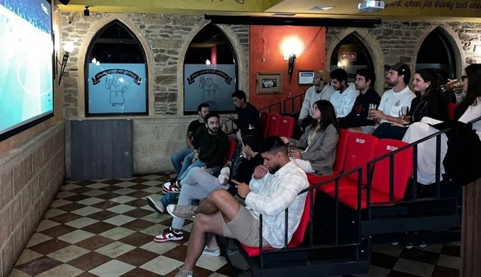 Imagen de una grada instalada por KOP STADIUM para ver un partido en un bar