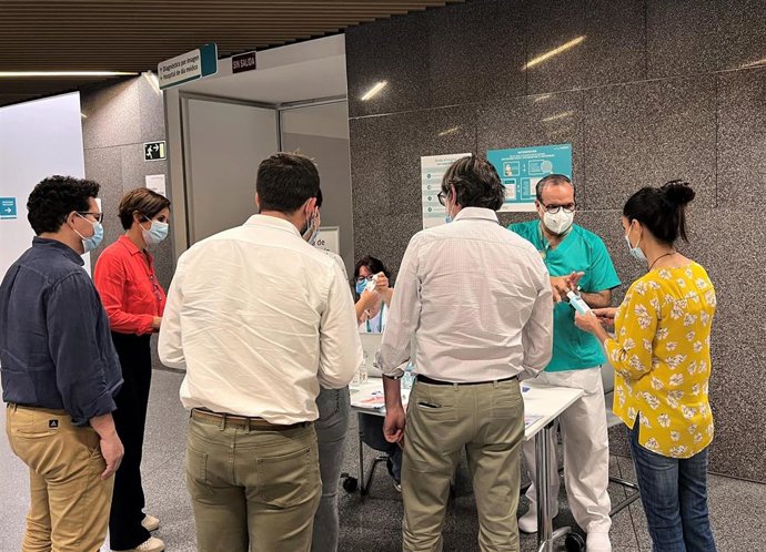 Profesionales del Hospital Quirónsalud Córdoba explican a pacientes y familiares cómo realizar una correcta higiene de manos.