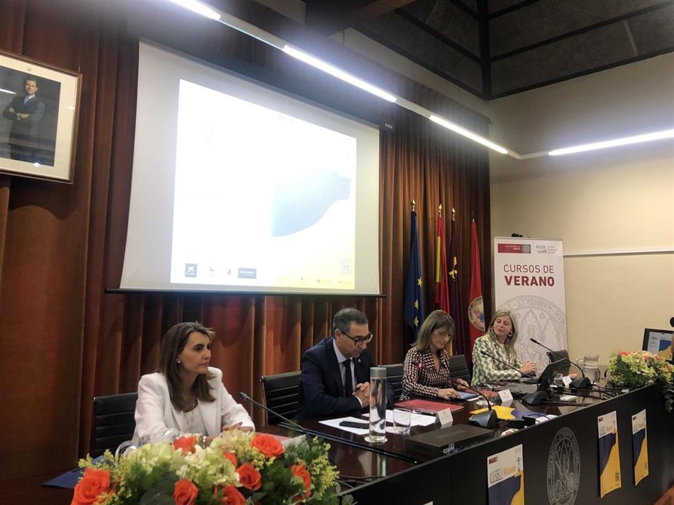 Rector de la UMU, José Luján, presenta Cursos de Verano con vicerrectora Formación Continua UMU, Ana Vanesa Valero; directora general de Universidades e Investigación, María Isabel Fortea, y la directora territorial de CaixaBank en Murcia, Olga García