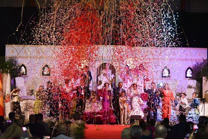 Lluvia de confeti en el primer día de la Feria y Romería de Castellar de la Frontera