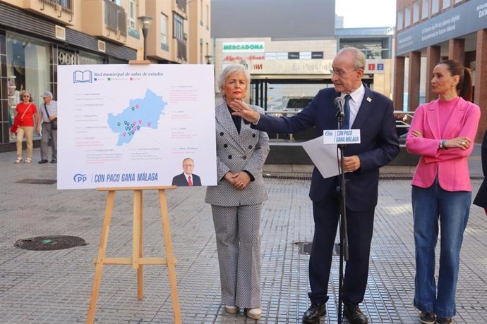 El alcalde y candidato del PP a revalidar la Alcaldía de Málaga, Francisco de la Torre, en un acto junto con Teresa Porras y Elisa Pérez de Siles