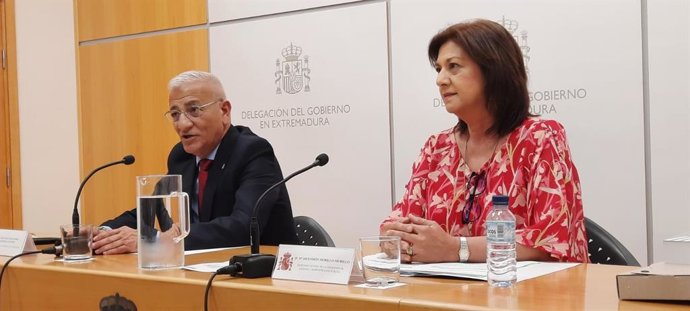El delegado del Gobierno, Francisco Mendoza, acompañado de la secretaria general de la Consejería de Hacienda y Función Pública, Ascensión Murillo, en la presentación del dispositivo para las elecciones del 28M.