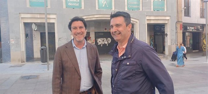 El portavoz de la Ejecutiva Provincial del PSOE de Huelva y parlamentario andaluz, Enrique Gaviño (izquierda), junto al senador Amaro Huelva.