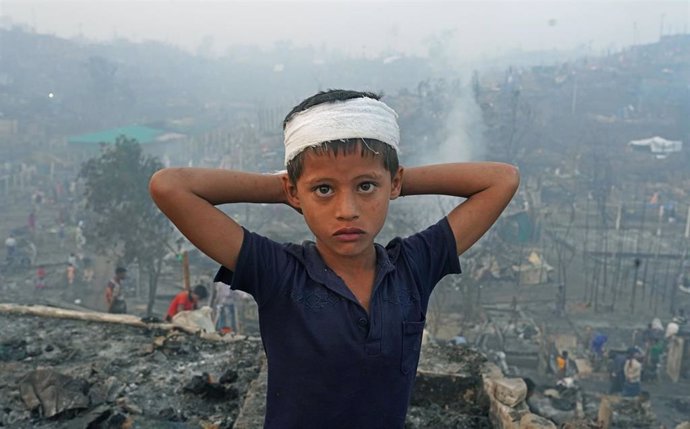 Archivo - Imagen de un niño rohingya tras un incendio en el campamento de refugiados de Cox's Bazar, en Bangladesh 