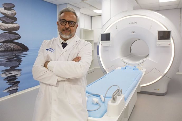 El Dr. Rafael Ramos de la Rosa, responsable de la Unidad de Diagnóstico por la Imagen del Hospital Vithas Málaga, posa junto a la nueva resonancia magnética.