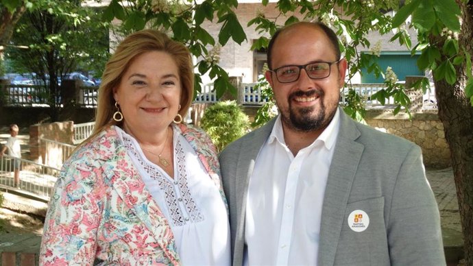 El candidato del PAR a la Presidencia del Gobierno de Aragón, Alberto Izquierdo, y la candidata a la alcaldía de Huesca, María Eugenia Gabás.