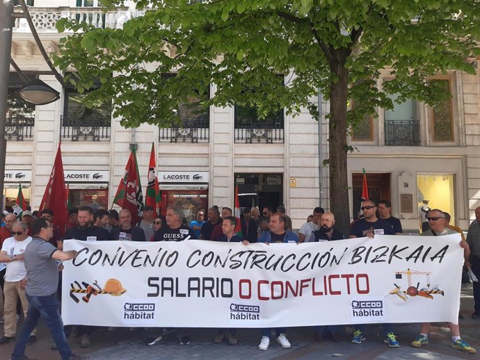 Concentración de delegados de CCOO en el sector de Construcción de Bizkaia en Bilbao, apoyados por el secretario general del sindicato, Unai Sordo, y la responsable en Euskadi, Loli García.