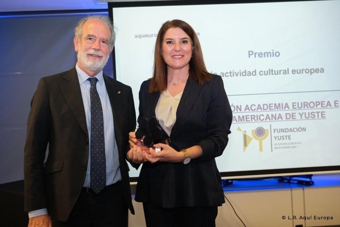 La directora de Acción Exterior y presidenta de la Comisión Ejecutiva de la Fundación Yuste, Rosa Balas, recoge el galardón de manos del embajador de España en el Reino de Bélgica, Alberto Antón Cortés.