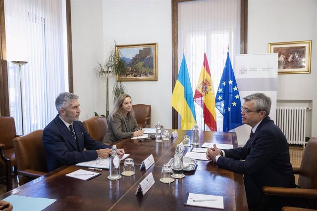 El ministro del Interior, Fernando Grande-Marlaska, en una reunión con el embajador de Ucrania en España, Serhii Pohoreltsev