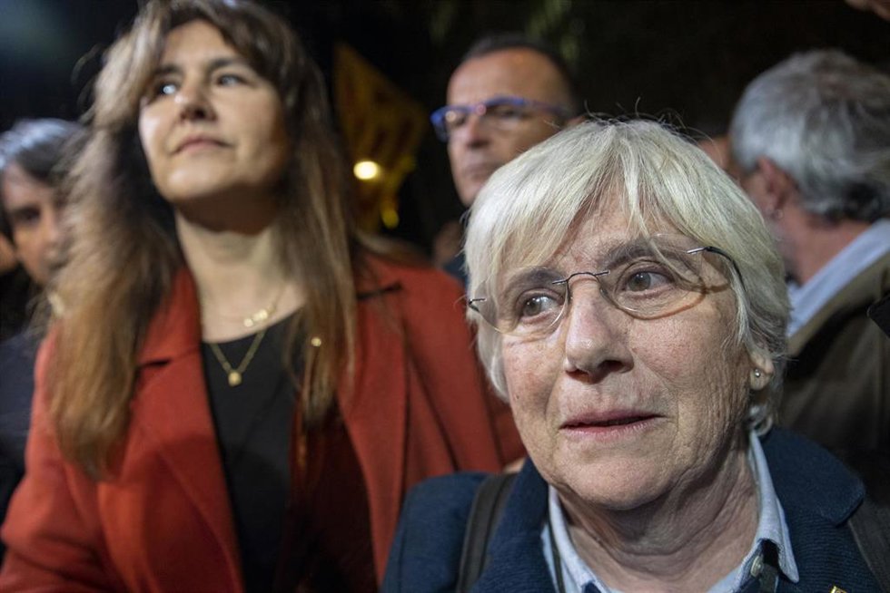 Archivo - La exconsellera de Educación de la Generalitat Clara Ponsatí junto con la presidenta de Junts, Laura Borrs, a su salida en libertad provisional de la Ciutat de la Justícia, a 28 de marzo de 2023, en Barcelona, Cataluña (España).  La exconsell