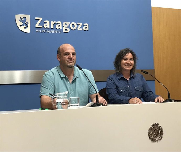 La concejal del grupo municipal de ZeC en el Ayuntamiento de Zaragoza, Luisa Broto, y el segundo de la lista de ZeC a las elecciones del 28 de mayo, Suso Domínguez