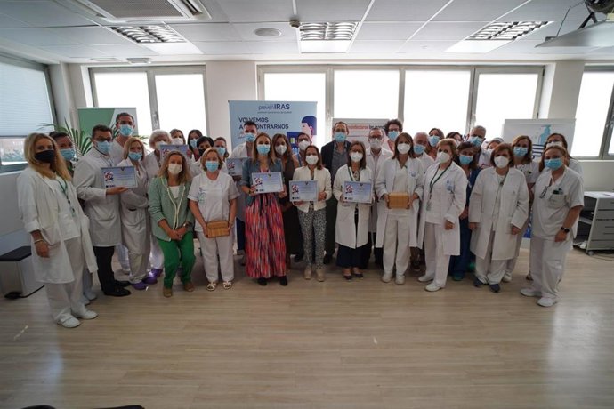 Hospital Virgen de las Nieves premia a los servicios clínicos con mayor adherencia a la higiene de manos.