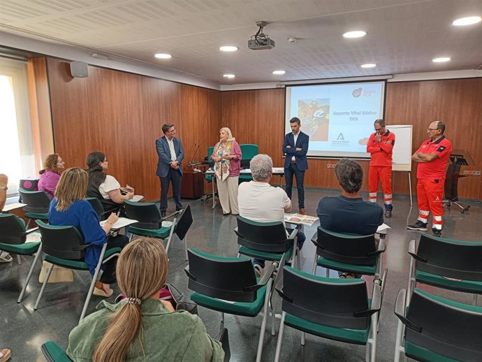 El 061 forma en primeros auxilios a miembros de 16 hermandades filiales del Rocío.