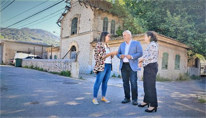 La candidata de MÉS a la alcaldía de Sóller, Laura Celi, el candidato al Consell de Mallorca, Jaume Alzamora, y la consellera de Asuntos Sociales y Deportes, Fina Santiago.