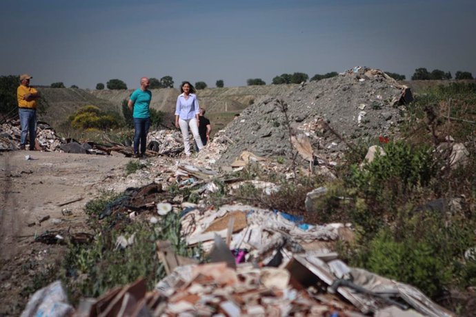 La candidata del PSOE a la Alcaldía de Madrid, Reyes Maroto, visita el vertedero del Camino de la Magdalena