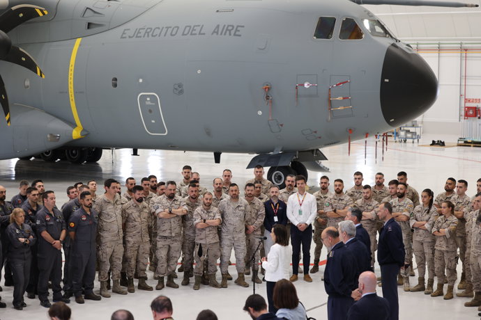La ministra de Defensa, Margarita Robles, interviene durante su visita al ALA 31 y el Escuadrón de Apoyo al Despliegue Aéreo del Ejército del Aire y del Espacio, en la Base Aérea de Zaragoza.