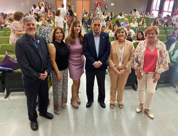 El delegado territorial de Desarrollo Educativo y Formación Profesional, José Francisco Viso (centro), en las Jornadas Provinciales de Orientación.